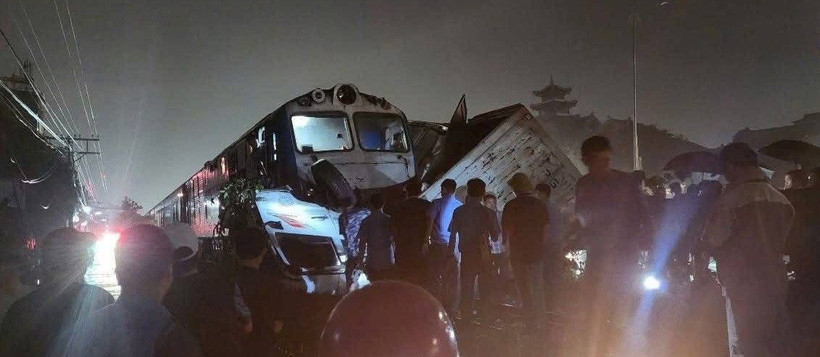 Hiện trường vụ tai nạn giao thông tàu hỏa va phải xe tải tại đường ngang có chắn tự động. (Nguồn ảnh: Đường sắt Việt Nam-Hành trình vạn dặm)