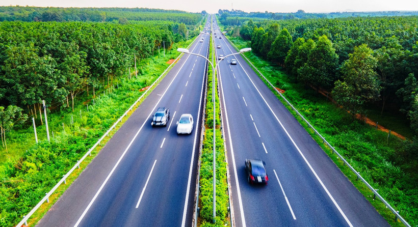 Phương tiện lưu thông trên tuyến đường cao tốc Thành phố Hồ Chí Minh-Long Thành-Dầu Giây. (Ảnh: PV/Vietnam+)