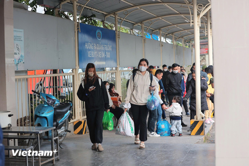 Nhiều người mệt mỏi sau hành trình dài trở về Thủ đô trong dịp nghỉ Tết Dương lịch. (Ảnh: Hoài Nam/Vietnam+)