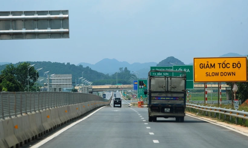 Phương tiện lưu thông trên tuyến cao tốc Bắc-Nam đoạn Mai Sơn-Quốc lộ 45. (Ảnh: Việt Hùng/Vietnam+)