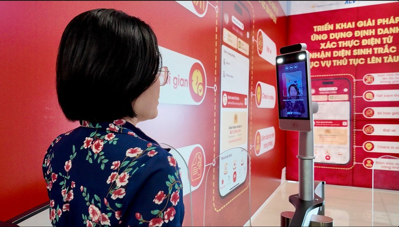 Hệ thống định danh sinh trắc học giúp hành khách làm thủ tục nhanh chóng. (Ảnh: PV/Vietnam+)