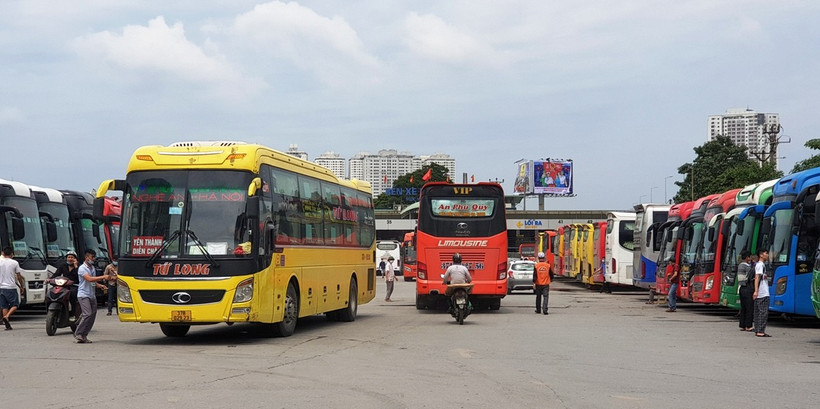 Doanh nghiệp vận tải tuyến cố định hoạt động tại Bến xe Nước Ngầm. (Ảnh: Việt Hùng/Vietnam+)