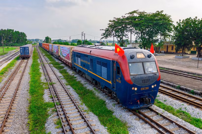 Một đoàn tàu chở hàng liên vận của Tổng công ty Đường sắt Việt Nam. (Ảnh: PV/Vietnam+)