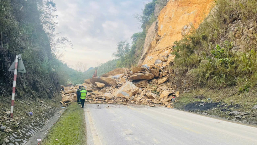 Hiện trường vụ sạt lở đất trên Quốc lộ 6 đoạn qua tỉnh Phú Thọ khiến 3 người bị vùi lấp, gây ách tắc giao thông. (Ảnh: Cục Đường bộ cung cấp)