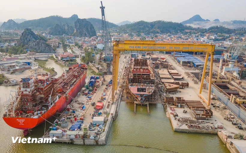 Ngành đóng tàu đang có nhiều đơn hàng từ các chủ tàu nước ngoài nhưng năng lực sản xuất hạn chế nên không thể nhận thêm. (Ảnh: Việt Hùng/Vietnam+)