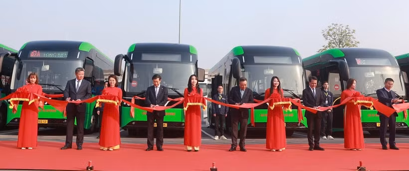 Lãnh đạo Ủy ban Nhân dân thành phố Hà Nội cắt băng khai trương 3 tuyến buýt điện của Tổng công ty Vận tải Hà Nội. (Ảnh: Hoài Nam/Vietnam+)