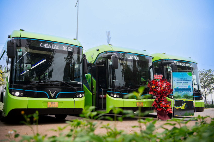 Chính thức khai trương hai tuyến buýt điện E06TC và E07TC kết nối trung tâm Hà Nội-Khu Công nghệ cao Hòa Lạc ngày 1/3/2026. (Ảnh: PV/Vietnam+)