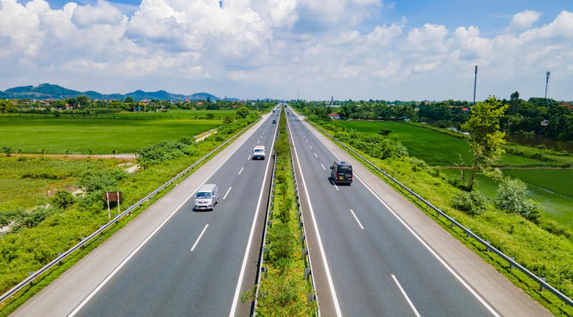 Phương tiện lưu thông trên tuyến cao tốc Cầu Giẽ-Ninh Bình. (Ảnh: PV/Vietnam+)