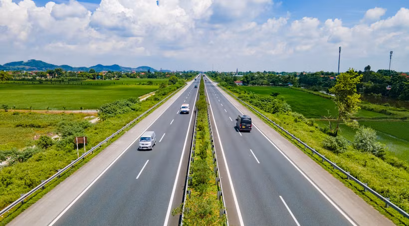 Phương tiện lưu thông trên tuyến cao tốc Cầu Giẽ-Ninh Bình. (Ảnh: PV/Vietnam+)