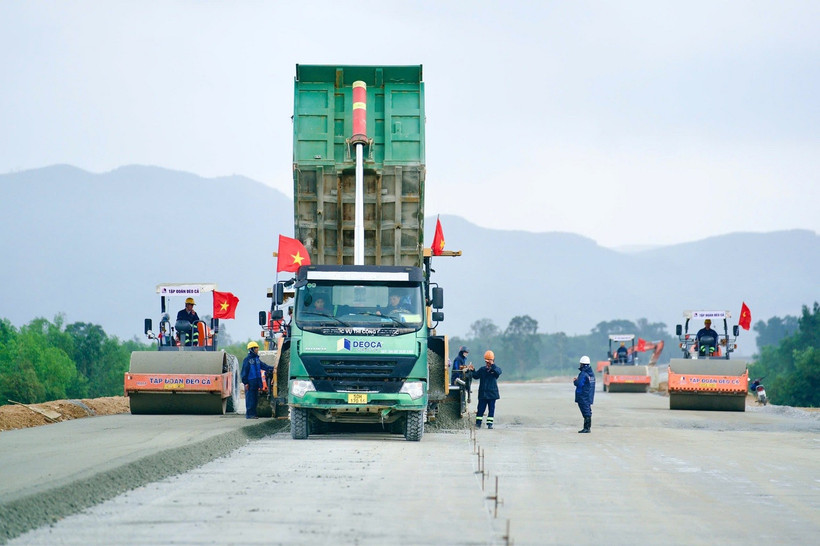 Các dự án giao thông trong năm 2025 sẽ tăng tốc thi công để đẩy nhanh tiến độ hoàn thành. (Ảnh: PV/Vietnam+)