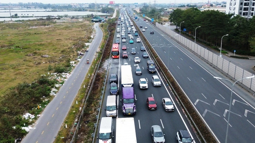 Phương tiện lưu thông vào cửa ngõ Thủ đô vào ngày cuối cùng của kỳ nghỉ Tết Nguyên đán Ất Tỵ. (Ảnh: Việt Hùng/Vietnam+)