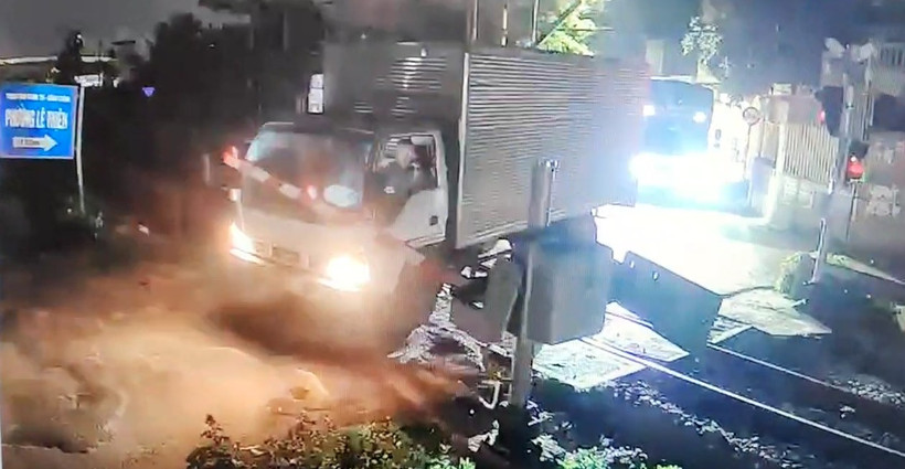 Hiện trường một tài xế ôtô cố tình vượt đường ngang có chắn cảnh báo tự động đường sắt. (Ảnh: VNR cung cấp)