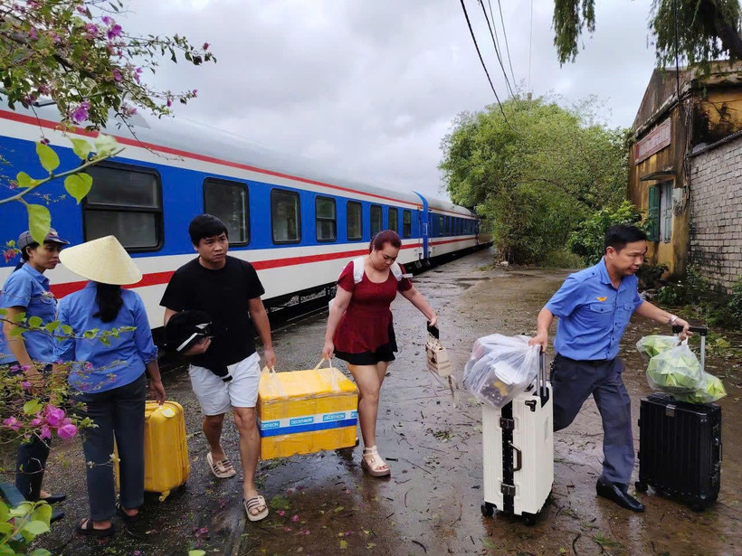 Ngành Đường sắt phải chuyển tải hành khách đi đường bộ do mưa lũ gây ngập đường sắt tại tỉnh Thanh Hóa. (Ảnh: PV/Vietnam+)