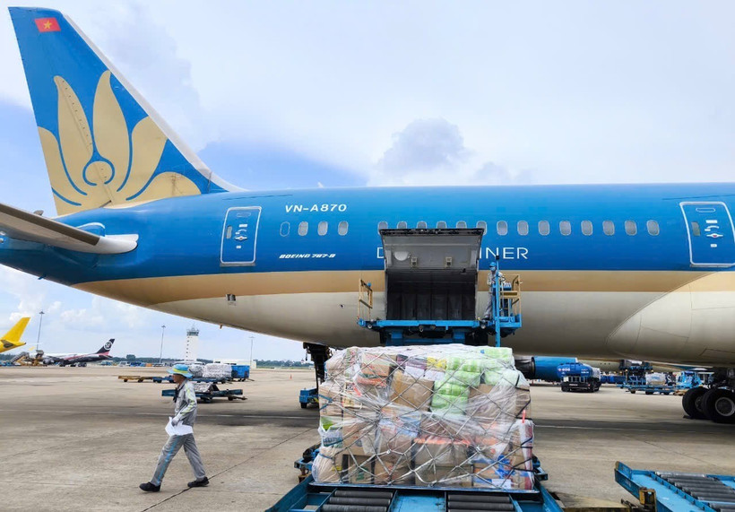 Vietnam Airlines vận chuyển miễn phí hàng hóa hỗ trợ vùng mưa lũ miền Trung. (Ảnh: PV/Vietnam+)