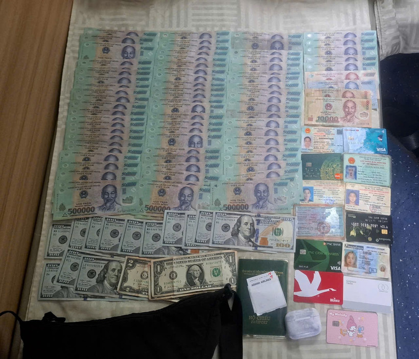 Khách bỏ quên túi xách chứa nhiều USD và giấy tờ quan trọng trên tàu hỏa. (Ảnh: PV/Vietnam+)