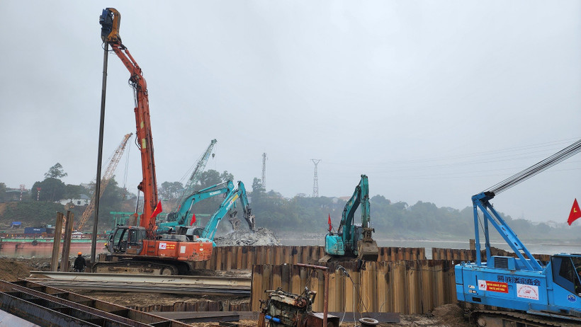 Nhà thầu Tổng công ty Xây dựng Trường Sơn thi công hạng mục cọc khoan nhồi tại Dự án cầu Phong Châu mới. (Ảnh: Việt Hùng/Vietnam+)