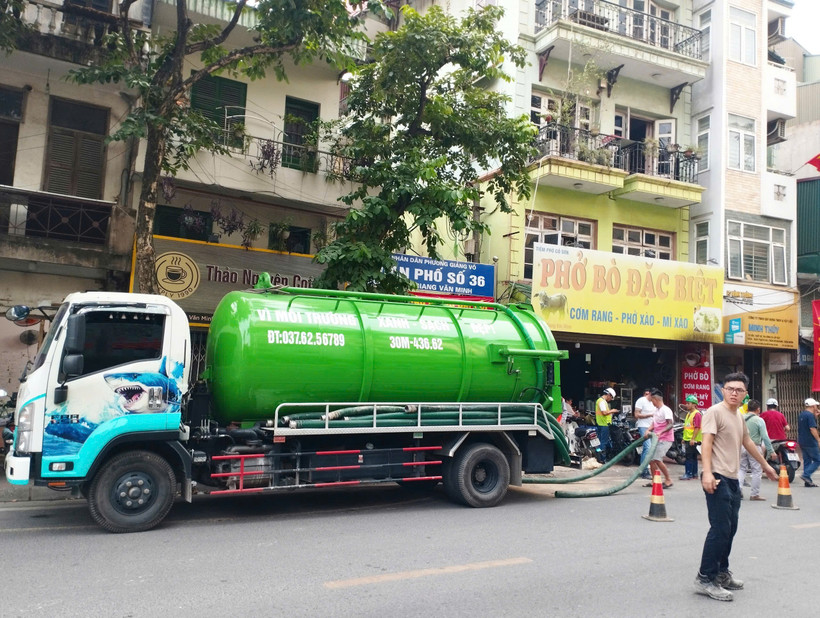 Dự án đã huy động 30 nhân sự và 5 xe hút bùn, các thiết bị chuyên dụng, bao tải cát và các vật tư, quây rào tạm để tiến hành khoanh vùng, thu gom, xử lý bùn. (Ảnh: PV/Vietnam+)