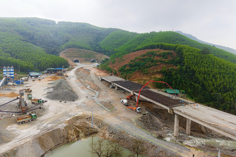 Các dự án giao thông trọng điểm sẽ được các nhà thầu duy trì nhân công, thiết bị máy móc nhằm thi công xuyên lễ theo đúng chỉ đạo của Thủ tướng Chính phủ. (Ảnh: Việt Hùng/Vietnam+)