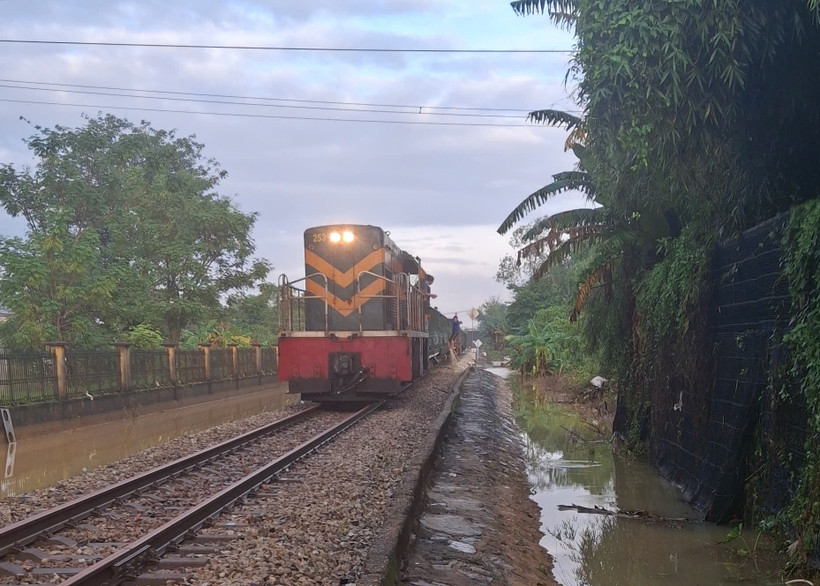 Thông tuyến đường sắt Bắc-Nam sau nhiều ngày bị chia cắt mưa lũ. (Ảnh: PV/Vietnam+)