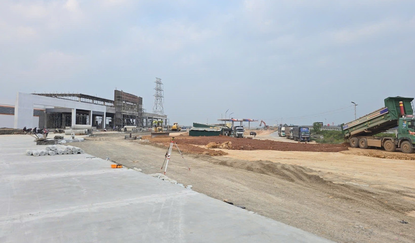 Nhà thầu thi công một trạm dừng nghỉ trên tuyến cao tốc Bắc-Nam. (Ảnh: PV/Vietnam+)