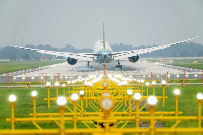 Một chiếc máy bay hạ cánh tại Cảng hàng không Quốc tế Nội Bài. (Ảnh: PV/Vietnam+)