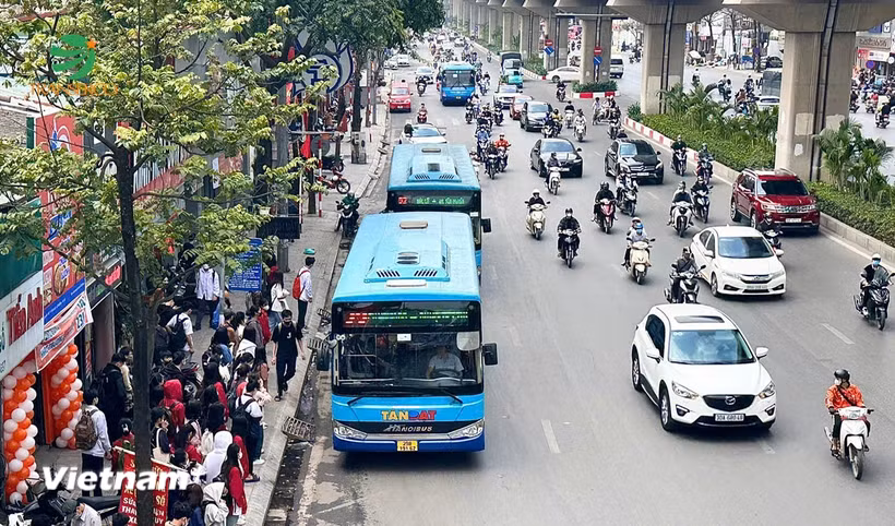 Hà Nội vẫn chưa có chủ trương miễn phí vé xe buýt cho tất cả người dân. (Ảnh: PV/Vietnam+)
