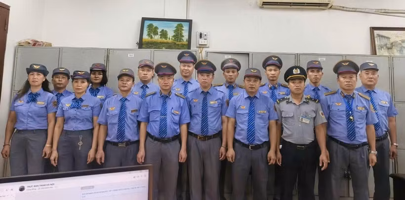 Các thành viên của tổ tàu SE2 thuộc Chi nhánh Đoàn tiếp viên Đường sắt Hà Nội kịp thời cấp cứu một hành khách đi tàu có dấu hiệu đột quỵ. (Ảnh: VNR cung cấp)