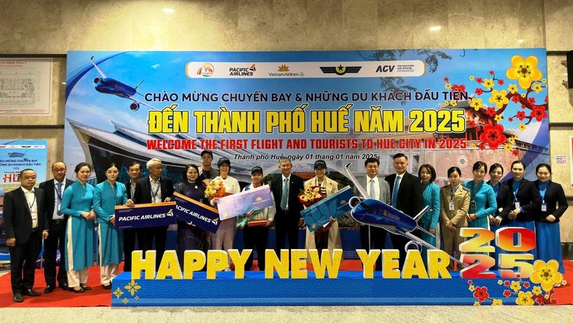 Vietnam Airlines chào đón những hành khách đầu tiên nhân dịp năm mới 2025 tại Cảng Hàng không Quốc tế Phú Bài, tỉnh Thừa Thiên-Huế. (Ảnh: PV/Vietnam+)