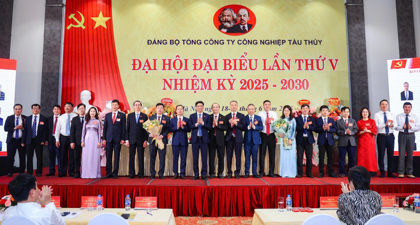 Thứ trưởng Bộ Xây dựng Nguyễn Xuân Sang tặng hoa chúc mừng Ban chấp hành Đảng bộ SBIC nhiệm kỳ 2025-2030. (Ảnh: Việt Hùng/Vietnam+)