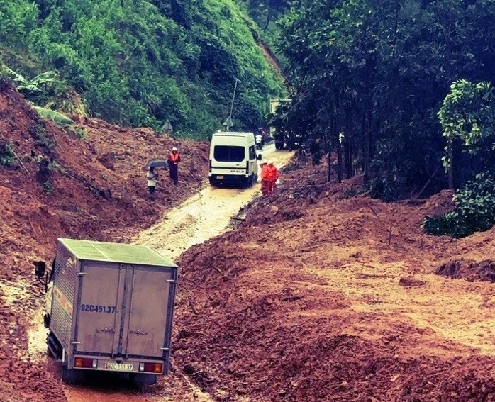 Đèo Lò Xo thông tuyến sau nhiều ngày đêm lực lượng đường bộ dọn dẹp sạt lở đất đá đổ chắn xuống đường. (Ảnh: Khu Quản lý đường bộ III cung cấp)