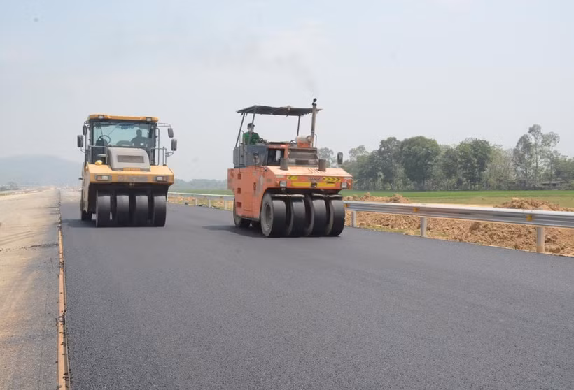 Nhà thầu thi công thảm bê tông nhựa nền đường một Dự án thành phần cao tốc Bắc - Nam phía Đông. (Ảnh: Việt Hùng/Vietnam+)