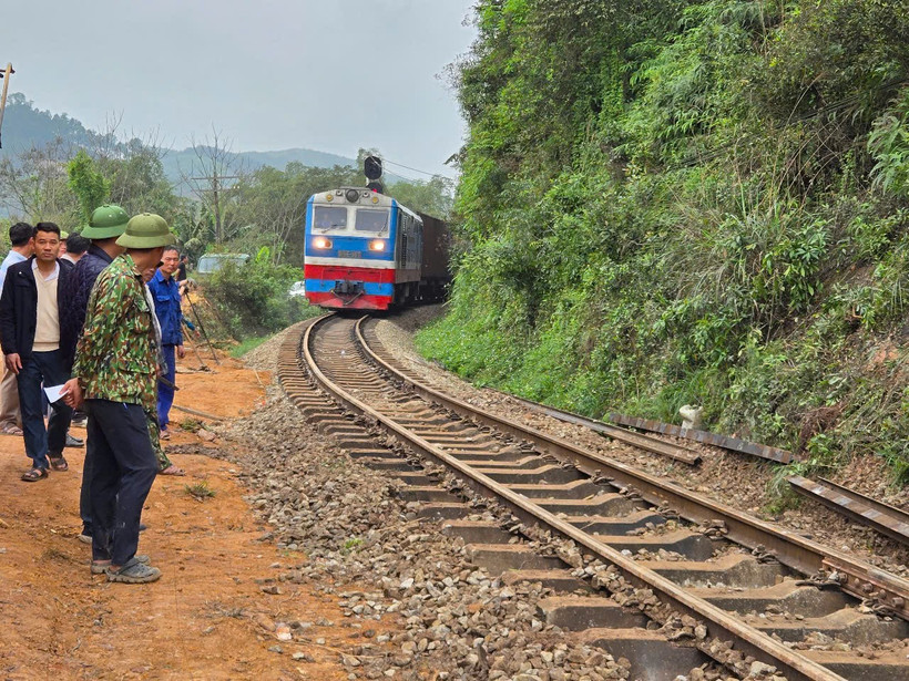 Đường sắt Bắc-Nam đoạn qua tỉnh Hà Tĩnh đã được thông tàu sau vụ tàu hàng va chạm với xe tải. (Ảnh: PV/Vietnam+)