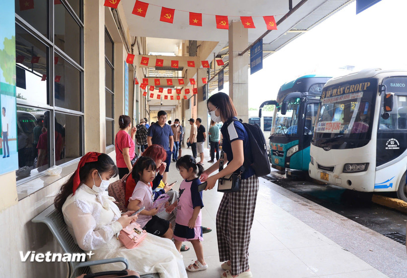 Cảnh tượng Bến xe Mỹ Đình vắng vẻ hành khách đi lại trong ngày đầu của kỳ nghỉ Lễ Quốc khánh 2/9. (Ảnh: Việt Hùng/Vietnam+)