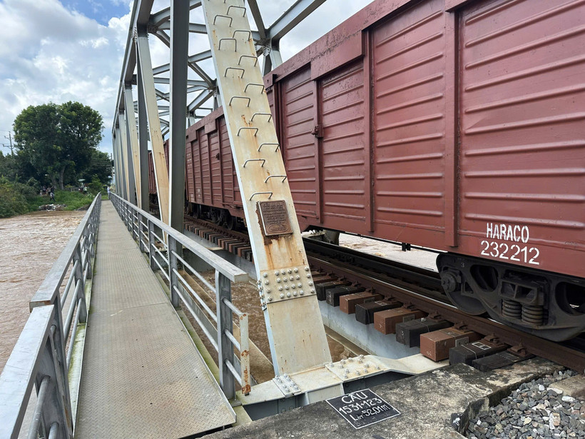 Đường sắt lại điều tàu hàng nặng trăm tấn gia tải cầu vì nước lũ chảy xiết tại Lâm Đồng. (Ảnh: VNR cung cấp)