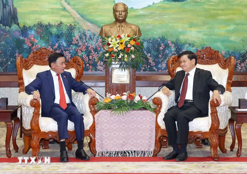 Thường trực Ban Bí thư Trần Cẩm Tú hội kiến Tổng Bí thư, Chủ tịch nước Lào Thongloun Sisoulith. (Ảnh: Phương Hoa/TTXVN)