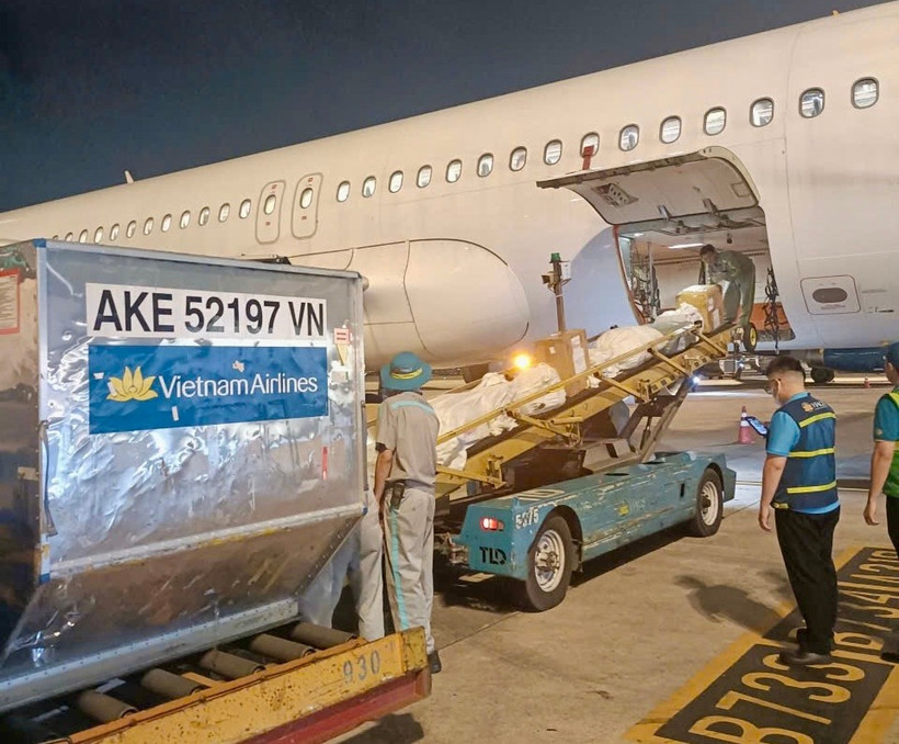 Vietnam Airlines ưu tiên tải chất xếp hàng hóa hỗ trợ vùng mưa lũ miền Trung để vận chuyển nhanh nhất có thể, kịp thời đến được đồng bào vùng lũ lụt bị ảnh hưởng