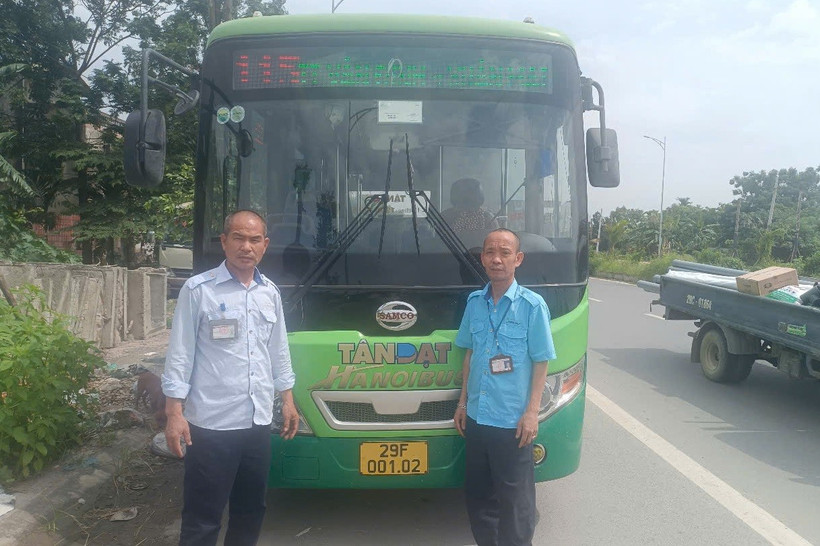 Hai nhân viên xe buýt tuyến số 115 đã kịp thời đưa người bị tai nạn giao thông trên đường đi cấp cứu. (Ảnh: PV/Vietnam+)