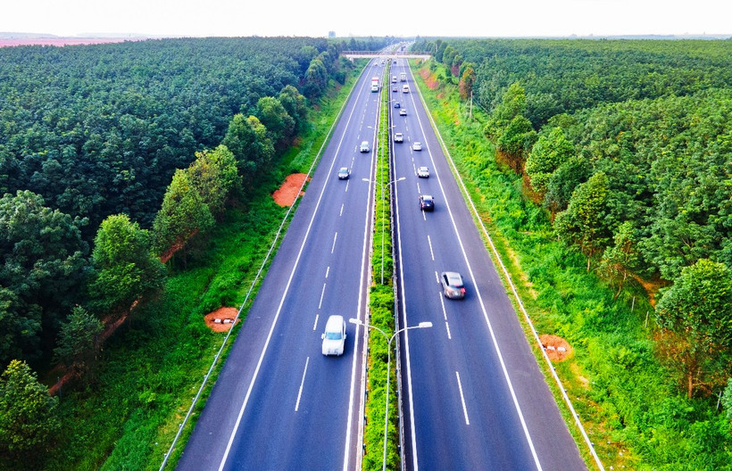 Phương tiện lưu thông trên tuyến đường cao tốc Thành phố Hồ Chí Minh - Long Thành - Dầu Giây. (Ảnh: PV/Vietnam+)