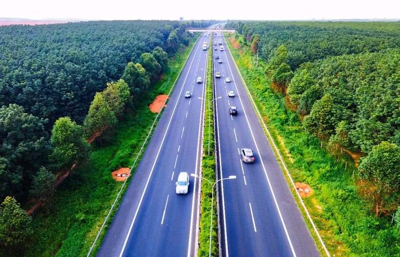 Phương tiện lưu thông trên tuyến đường cao tốc Thành phố Hồ Chí Minh - Long Thành - Dầu Giây. (Ảnh: PV/Vietnam+)