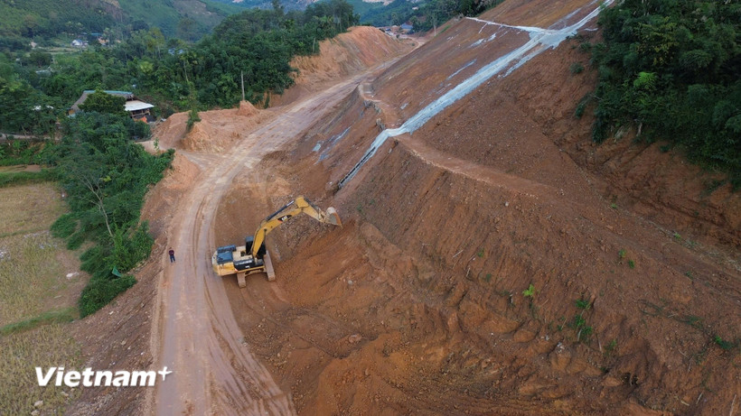 Nhà thầu thi công Dự án đường Hồ Chí Minh đoạn Chợ Chu-Ngã ba Trung Sơn đoạnqua tỉnh Tuyên Quang. (Ảnh: Khánh Hùng/Vietnam+)