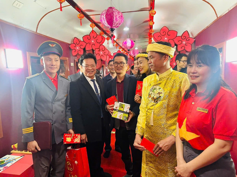 Lãnh đạo Tổng công ty Đường sắt Việt Nam tặng quà, lì xì, chúc Tết hành khách, nhân viên tàu trên "Chuyến tàu Xuân". (Ảnh: PV/Vietnam+)