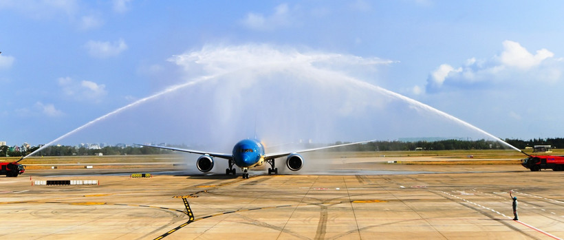 Chuyến bay đầu tiên của Vietnam Airlines khai trương Nhà ga T3 Tân Sơn Nhất đi vào hoạt động. (Ảnh: PV/Vietnam+)