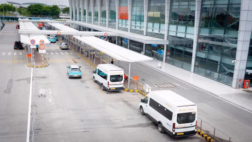 Sân bay Nội Bài đã điều chỉnh luồng đón xe dịch vụ nhằm đảm bảo thuận tiện cho hành khách. (Ảnh: Phan Công/Vietnam+)