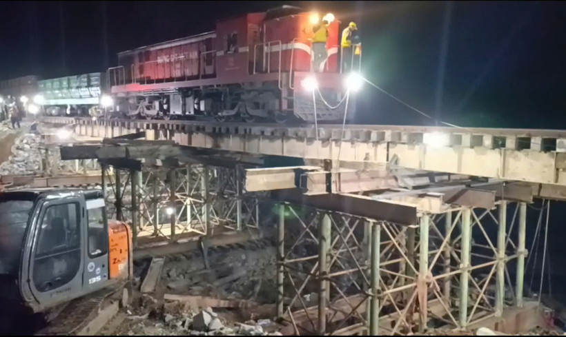 ngành Đường sắt đã khôi phục tuyến đường sắt Bắc-Nam, đoạn đi qua xã Xuân Lãnh (tỉnh Đắk Lắk) sau khi bị trôi nền đường sắt, ray "treo lơ lửng" ở độ cao 9m. (Ảnh: VNR cung cấp)