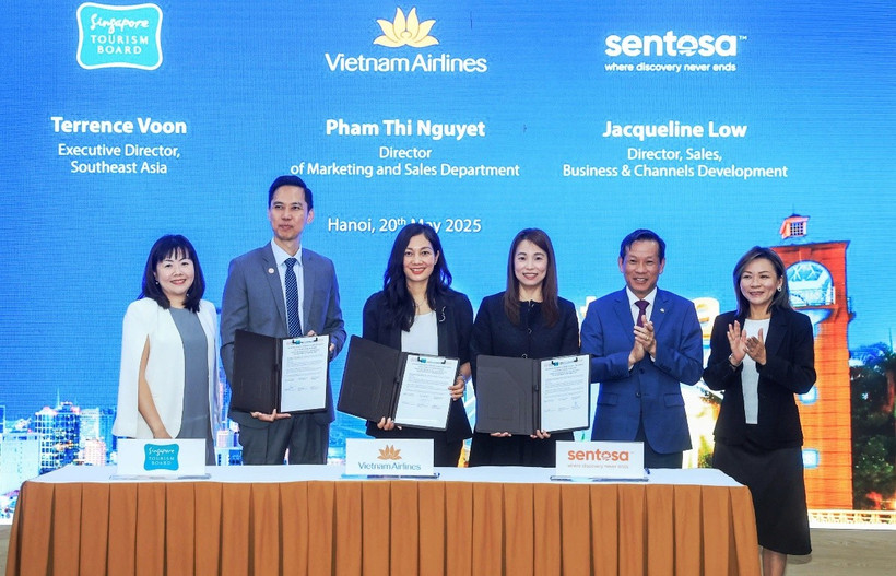 Tổng cục Du lịch Singapore, Vietnam Airlines và Tập đoàn Sentosa ký biên bản ghi nhớ hợp tác thúc đẩy khách du lịch. (Ảnh: Việt Hùng/Vietnam+)