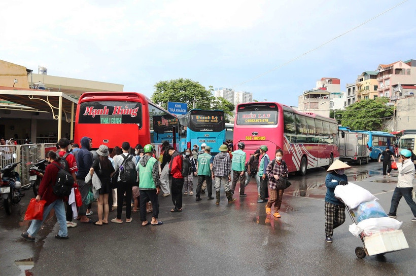 Xe khách nối đuôi nhau vào trả khách tại Bến xe Giáp Bát. (Ảnh: Việt Hùng/Vietnam+)