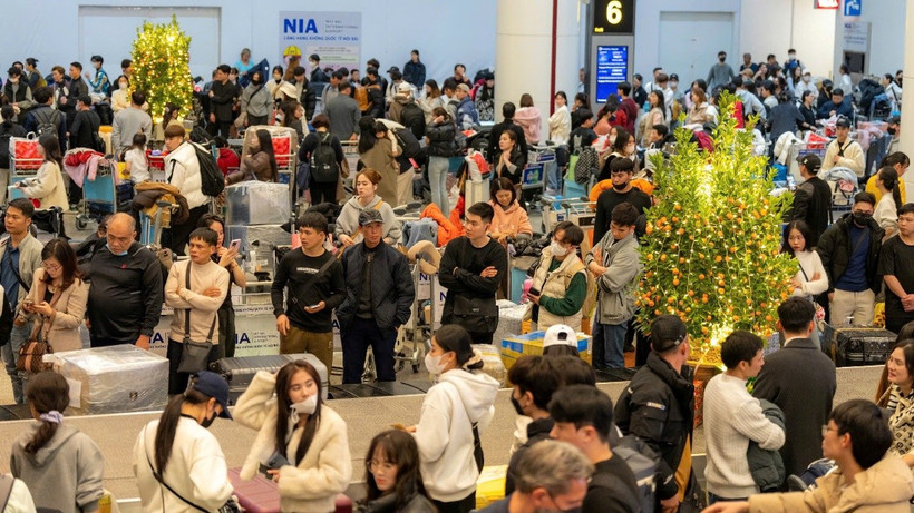 Hành khách làm thủ tục chuyến bay tại một cảng hàng không Việt Nam. (Ảnh: PV/Vietnam+)