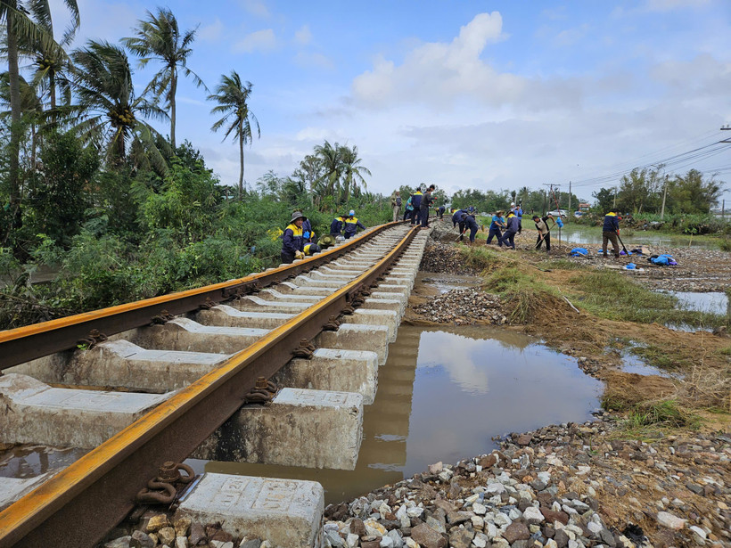 Hạ tầng đường sắt bị thiệt hại nặng nề trong đợt mưa lũ tại khu vực Nam Trung Bộ vừa qua. (Ảnh: VNR cung cấp)