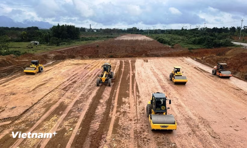 Nhà thầu thi công nền đường một Dự án thành phần đường cao tốc Bắc-Nam phía Đông. (Ảnh: Việt Hùng/Vietnam+)