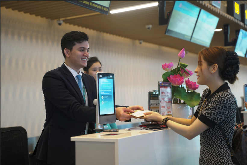 Hành khách đang làm thủ tục tại tại Nhà ga T3, Cảng hàng không Quốc tế Tân Sơn Nhất. (Ảnh: PV/Vietnam+)